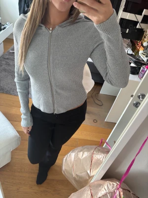 Grå ribbad kofta - Säljer en grå ribbad gofta från Gina som sitter perfekt! Knappt använd alls.