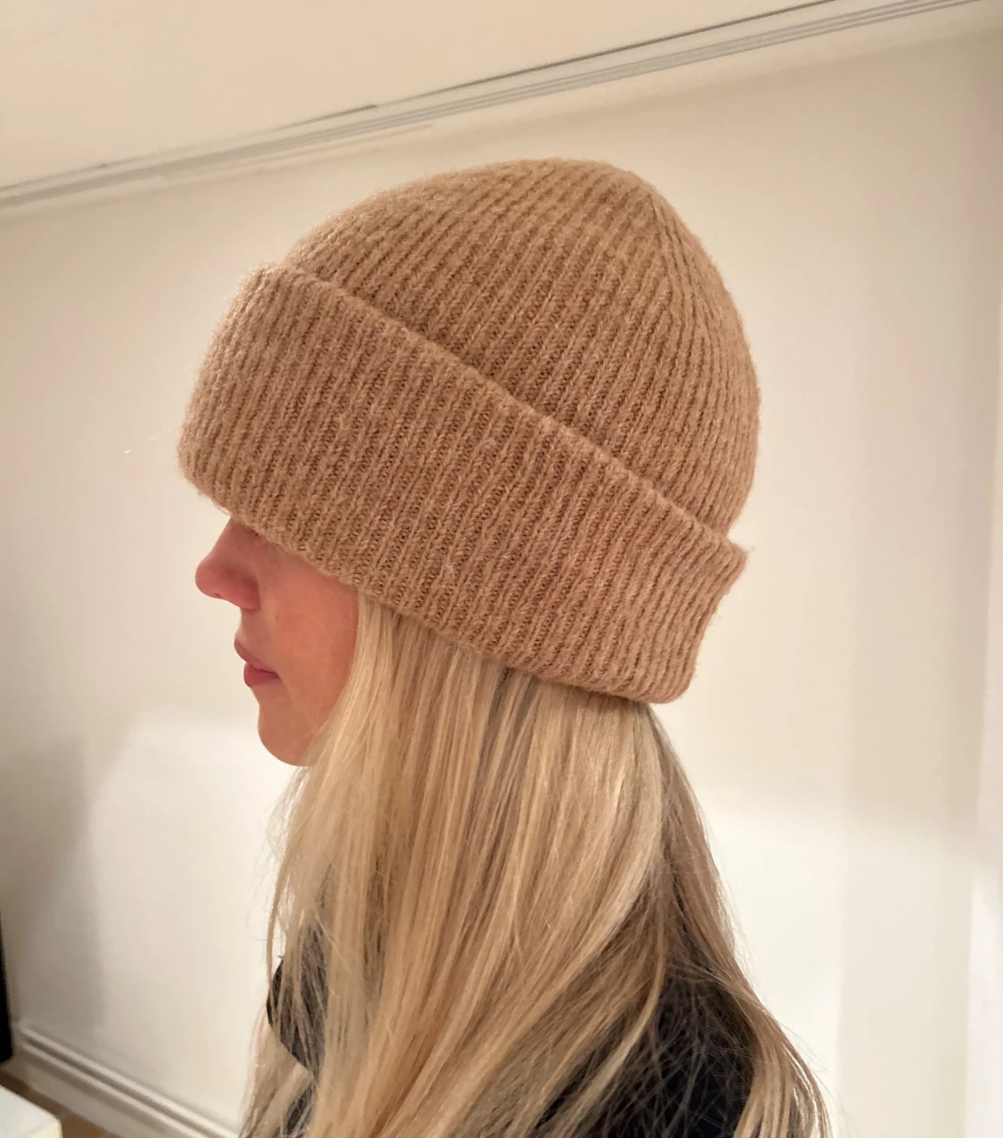 Beige ribbad stickad mössa