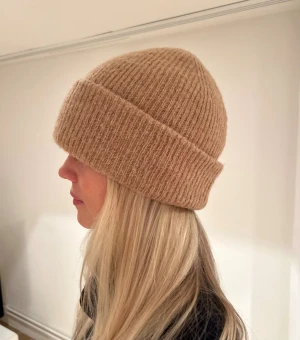 Beige ribbad stickad mössa - Säljer en beige ribbad stickad mössa från Zara🤗