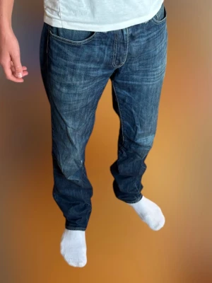 Levi's 511 mörkblå jeans - Snygga Levi's 511 jeans i mörkblå tvätt med fina detaljer. Skicket är bra och svara gärna på era frågor😀