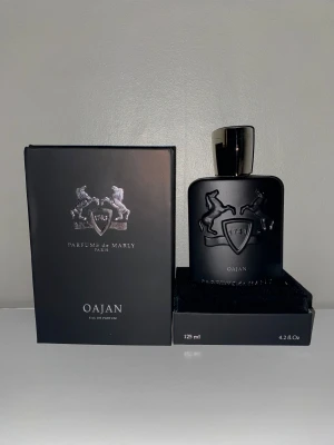 Byta/köpa Pdm oajan 125ml - Oajan Eau de Parfum från Parfums de Marly, Paris. Lyxig och elegant doft i en stilren svart flaska. Volym: 125 ml. Tillverkad i Frankrike. Perfekt för dig som vill sticka ut med något exklusivt.