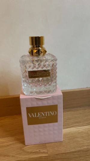 Valentino Donna Eau de Parfum - Lyxig parfym från Valentino med elegant design. Flaskan innehåller 100 ml.  Halva flanken kvar. Nypris 2000