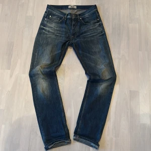 Acne Studios Jeans - Snygga blå jeans från Acne Studios med en skit skit snygg tvätt. Jeansen är i straight fit och storlek 29/32 men passar mig som har 30 i midjan‼️🤩