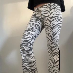 Zebramönstrade bootcut jeans - Zebra jeans, storlek 27🤗 Lånade bilder och säljer pga att det var för små för mig. Självklart diskuterbart pris