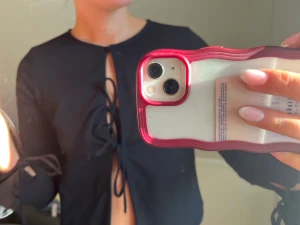 Svart bolerotopp med snörning - Säljer en svart bolerotopp med långa ärmar och snygg snörning framtill samt vid ärmsluten. 