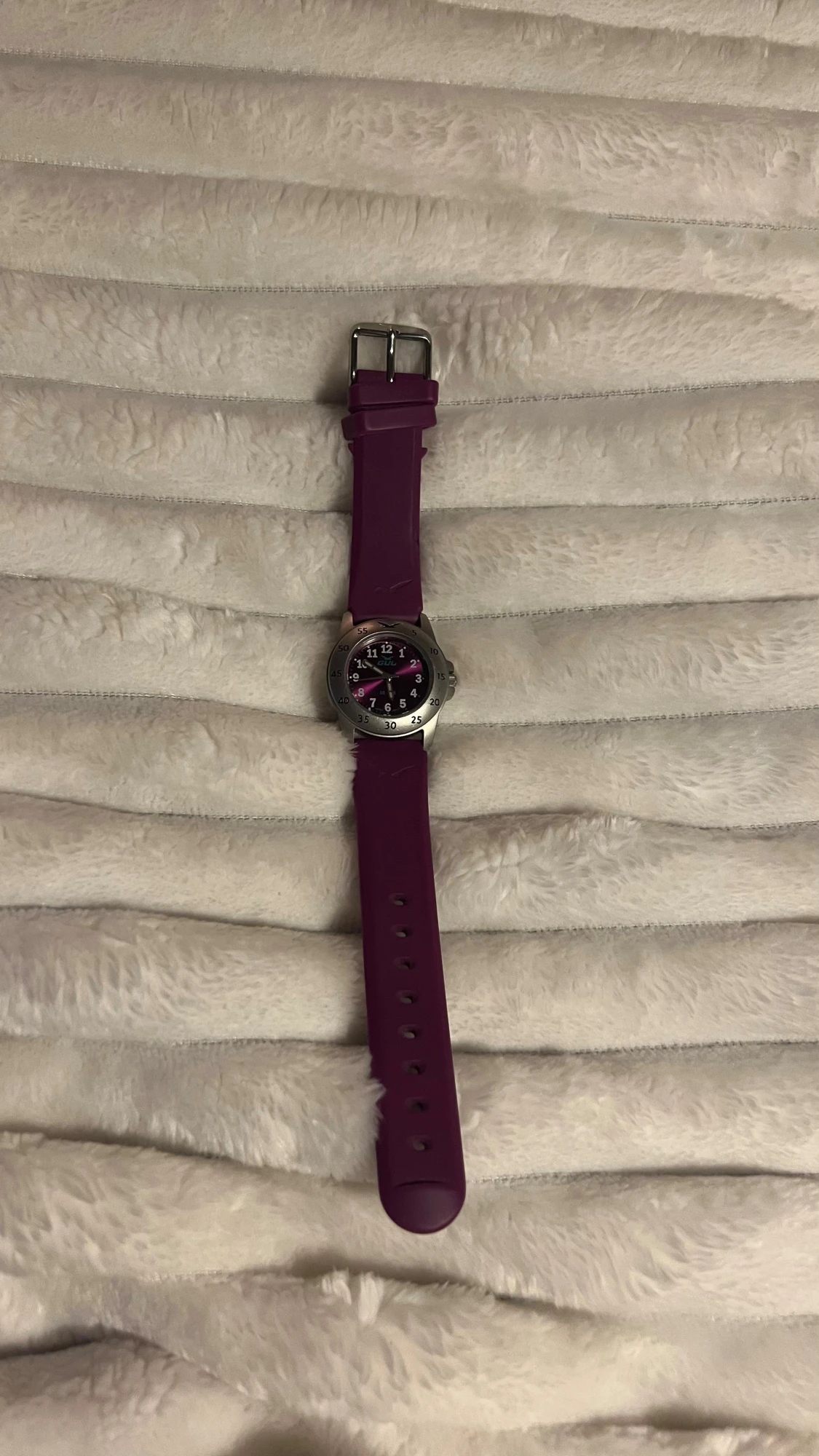 Lila klocka från GUL med silvrigt ur