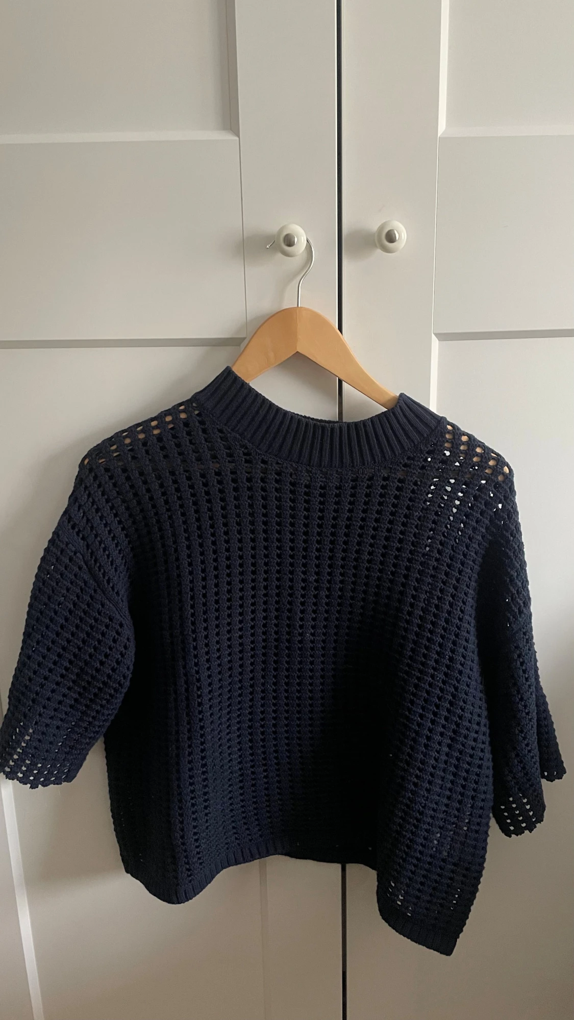 Mörkblå stickad topp med hålmönster - 3