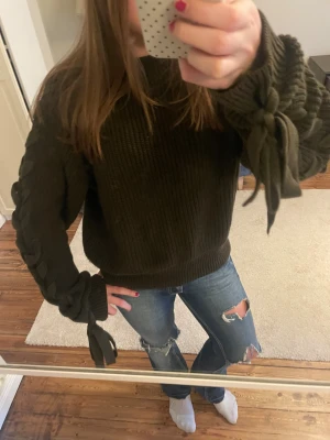 Blå slitna jeans från ONLY - Säljer nu mina favorit jeans då dom tyvärr blivit försmå. Det är ett par blå jeans från ONLY med slitna detaljer och hål vid knäna. Det finns två knappar i midjan så man kan själv välja hur tajt de ska sitta💕