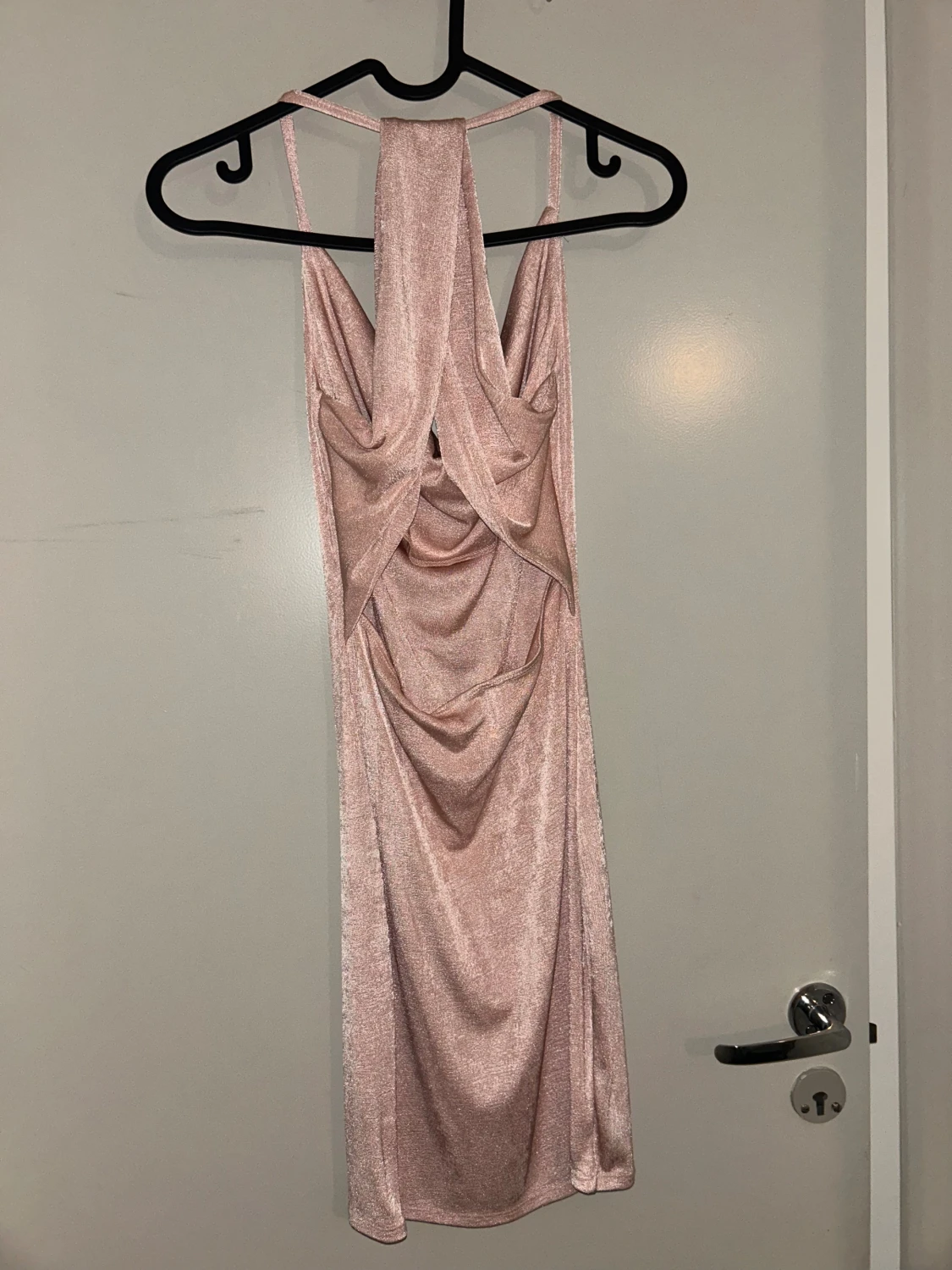 Glittrig rosa kortklänning med drapering