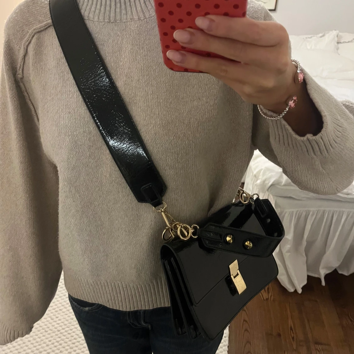 Svart väska med guld nitar  - 1