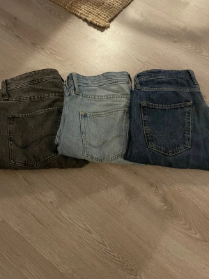 Jeans bulk - Säljer tre par Jack and Jones jeans. Alla har jättebra skick. Skriv vid mer funderingar eller bilder. Storlek på Ljusblåa 32/30. Mörkgråa 32/30. Mörkblåa 31/30. 699kr för alla, eller kom privat för enskilda priser.