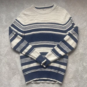 Randig stickad tröja | Mango - Snygg stickad tröja från Mango i storlek M. Tröjan har ett randigt mönster i blått och beige. Bara att medela för om du har frågor 🤝