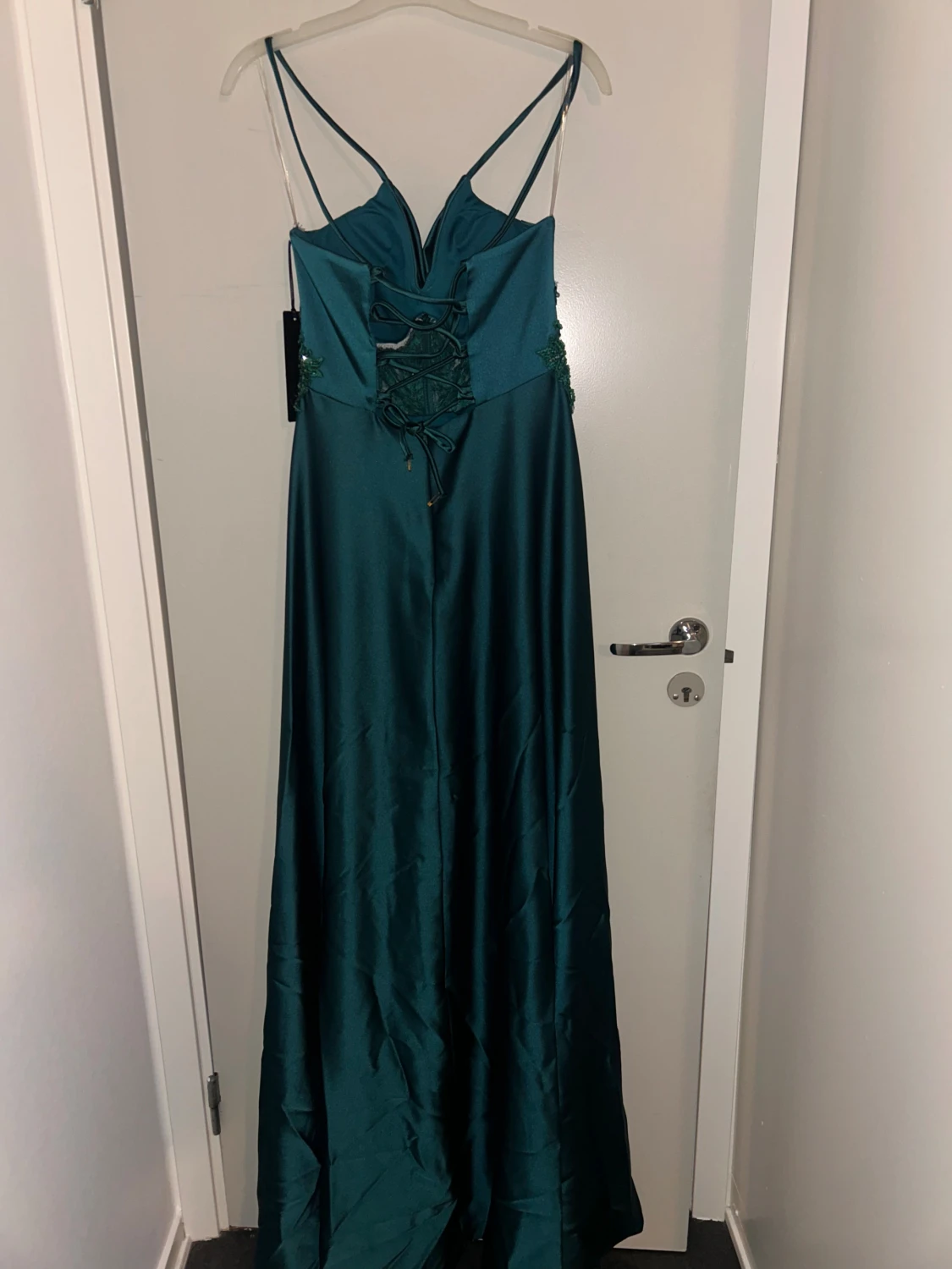 Grön långklänning med spetsdetaljer - 2