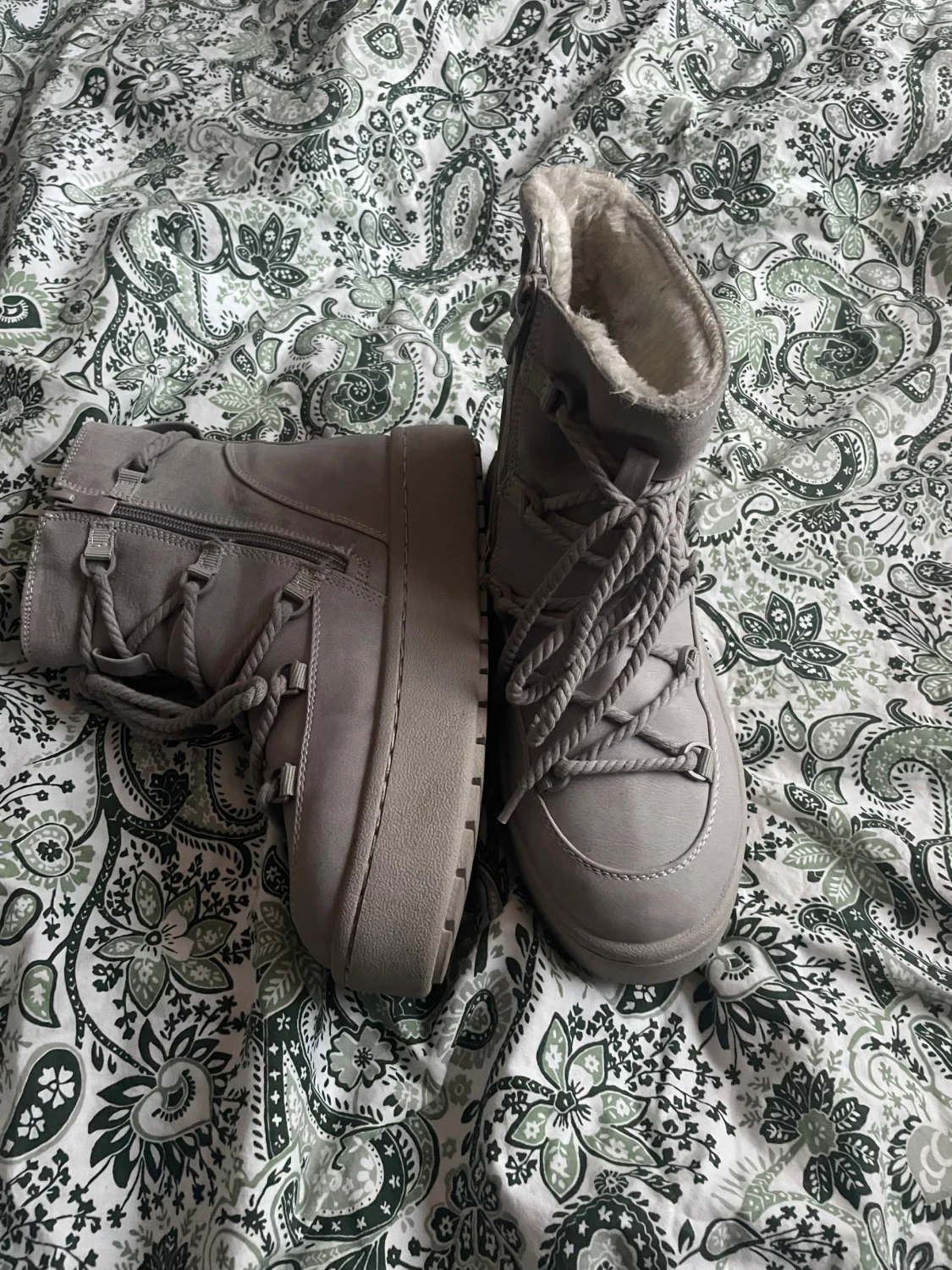 Grå knutna boots med platt sula