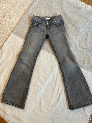 gråa jeans - supersnygga grå jeans ifrån Gina tricot, storlek 152!! har använt fåtal ggr eftersom att dem varit för små!!skriv om ni vill ha fler bilder på jeansen!! 