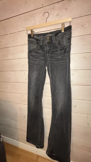 Helt oanvända jenas från ginatricot💋 - Ett par mörkgrå jenas i storlek 164. De är aldrig använda men tyvärr är inte prislappen kvar. Kom privat för info eller bilder eller om pris! ❤️