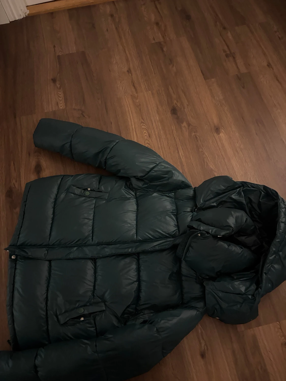 Mörkgrön pufferjacka med huva - 3