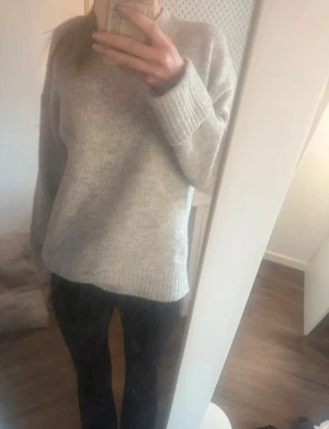 Grå stickad tröja Str XS - Mysig grå stickad tröja med rund hals och breda ribbade muddar vid ärmslut och nederkant. Tröjan har en enkel, clean look och är perfekt för dig som gillar en chill och stilren vibe😊 Jätte fin säljer bara för att den inte kommer till användning längre💕