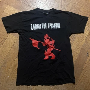 Linkin park Tshirt - Cool bandtröja med linkin park på sig!! I bra skick. Det står storlek 12-14 år och den är som en xs-s. 🫶