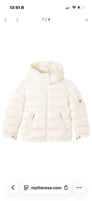 Äkta Moncler dunjacka – barnmodell (strl 12 / 152 cm) – supervarm & i fint skick - Säljer min äkta Moncler-dunjacka i färgen off-white/cream. Det är en barnmodell i storlek 12 år / 152 cm, men passar även en mindre/XS dam. Jag är ca 165 cm med långa armar, och jackan börjar tyvärr bli för kort på mig – därför säljer jag den.  Jackan är väldigt varm, perfekt för kalla vintrar. Nypris ligger på strax över 7000 kr.  Det finns några sminkfläckar och lite smuts från att den legat i garderoben, men den kommer tvättas ordentligt innan den skickas.