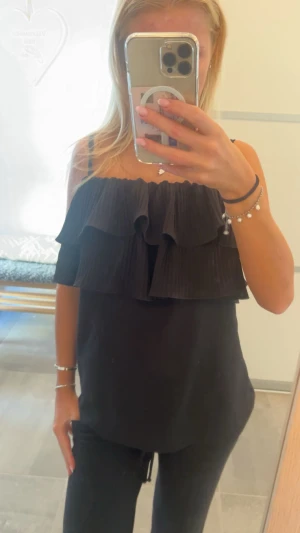 Topp med volanger  - Topp från mango med volanger!! Står ej storlek men sitter som en xs/s 