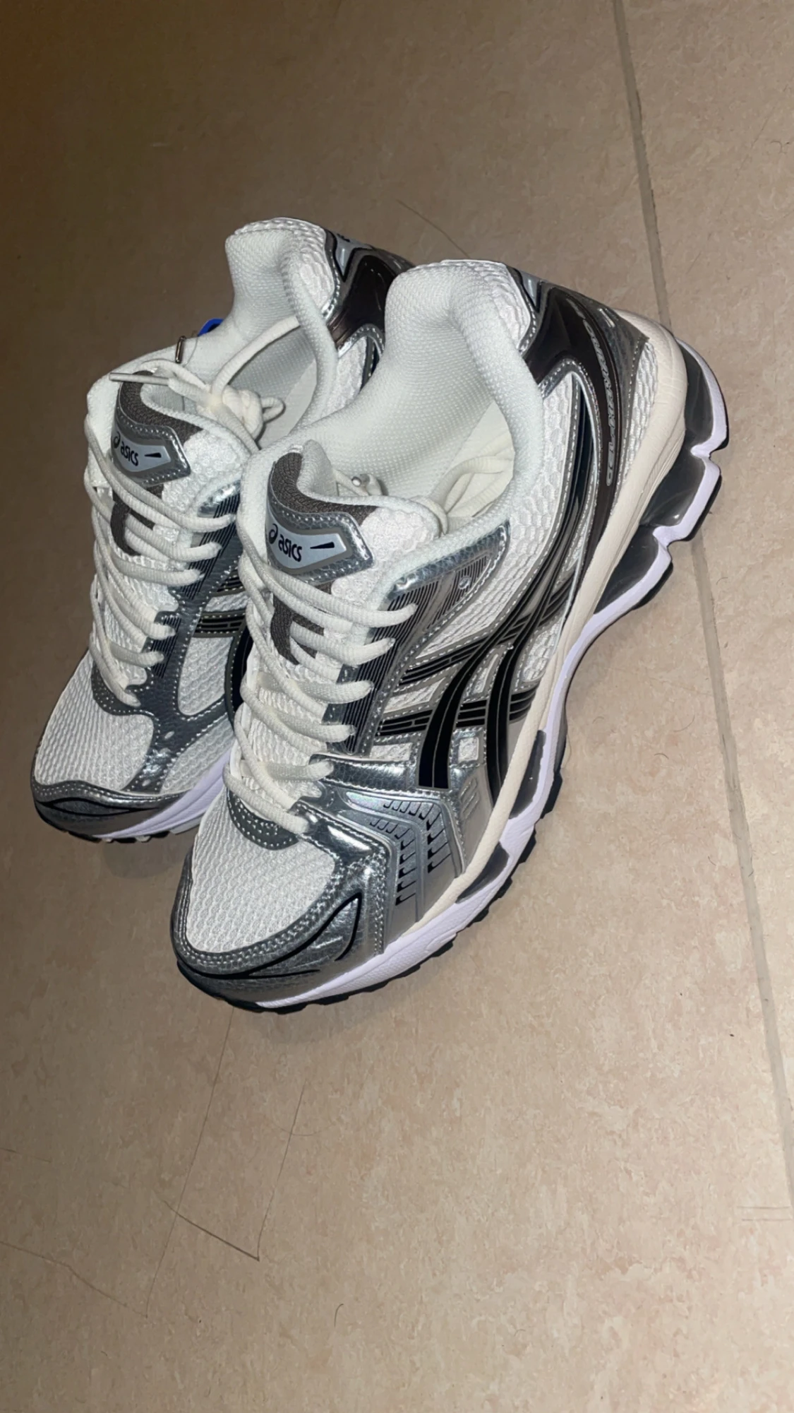 ASICS sneakers i silver och vitt - 1