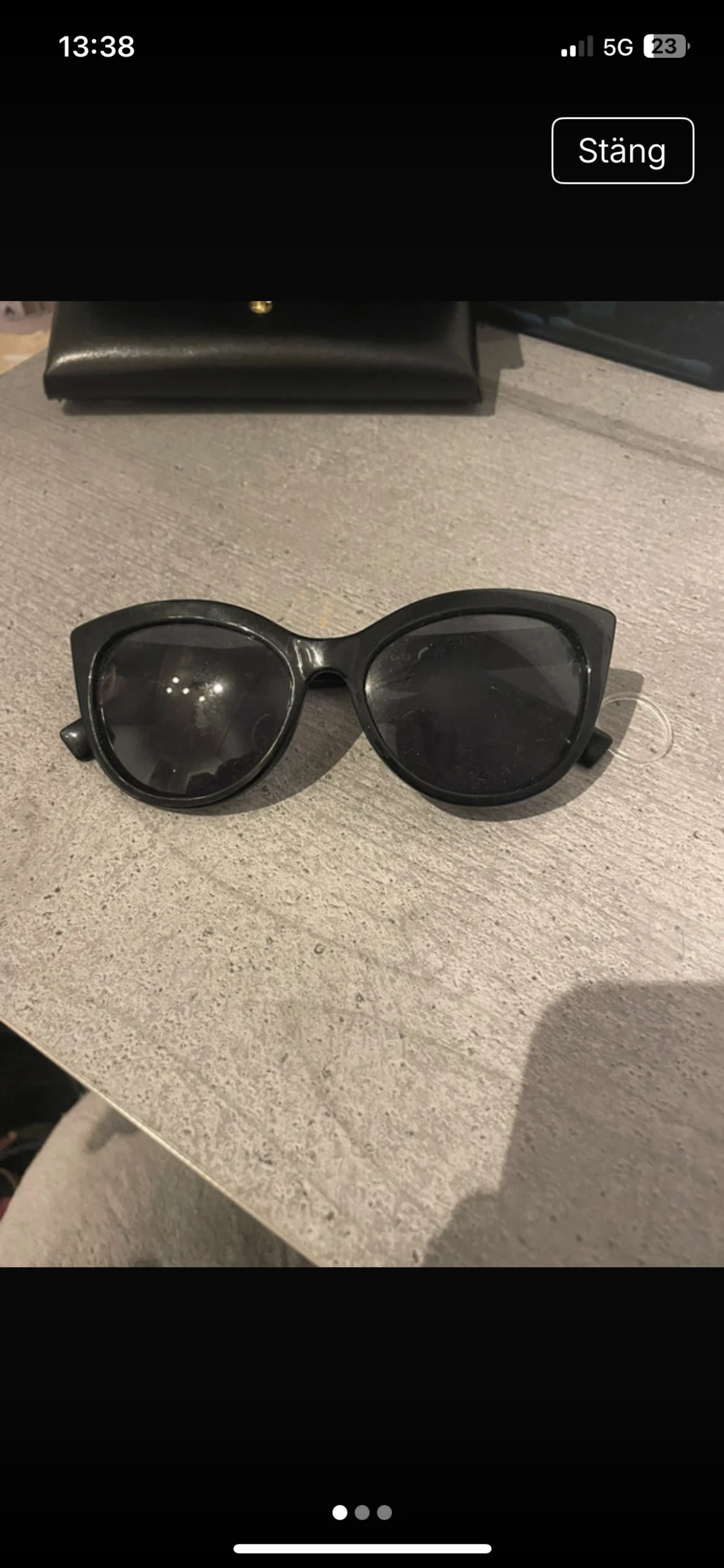 Svarta cat eye-solglasögon med glitter