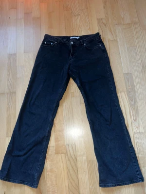 NA-KD jeans  - Köpte dessa byxor men passade ej så bra. Bra skick och endas använda några gånger✨ Storlek 38. Skickar endast med PostNord. Pris kan diskuteras🫶🏻