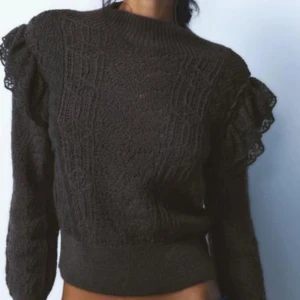 Stickad zara tröja  - Vi säljer en mörkgrå stickad tröja, ej kommit till användning och har fina detaljer med en liten krage även.🤎