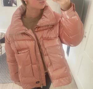 rosa vinterjacka  - säljer denna suuuper fina vinterjacka jag köpte här på plick! säljer då den inte kommer till användning :( men var inte använd av förra ägaren och endast använd 2 ggr av mig. Passar xs-m nypris 1300 kr 