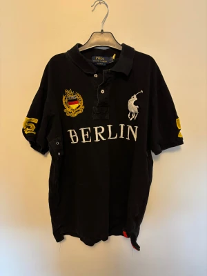 Svart Polo Ralph Lauren Berlin piké - Liten L så passar M bäst