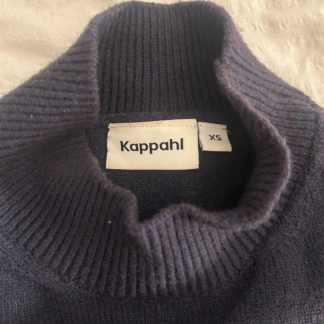 Mörkblå stickad tröja med polo - 2