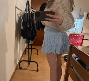 Ljusblå volangkjol  - Supersöt ljusblå minikjol med flera volanger. Har aldrig använt den!