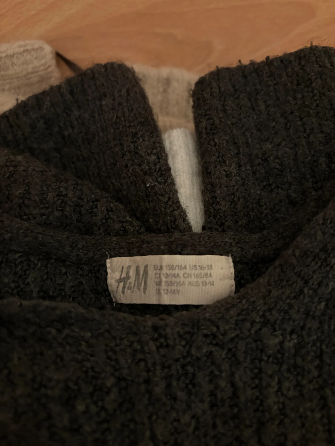 Mörkgrå stickad tröja från H&M - 2