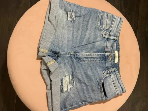 Jeansshorts med hål - Ljusblå jeansshorts med hål från h&m! Inga defekter💓