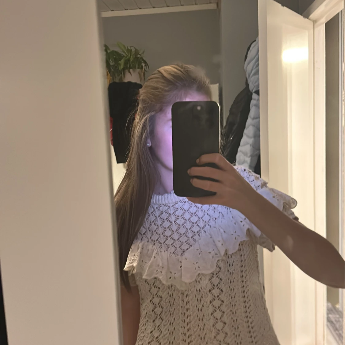 Beige blus med volanger