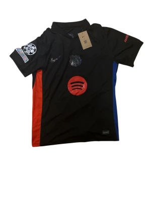 Barcelona 24/25 Borta – Lamine Yamal 19 – Snabb affär - Lamine Yamal 19, nyare modell. Clean design, inga defekter. Perfekt för unga fans och samlare.