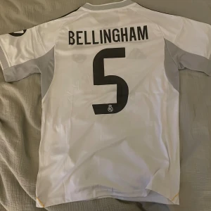 Real Madrid - Bellingham tröja - Real Madrids hemmatröja för 2025/26 med Jude Bellingham på ryggen👐⚪️                                       Helt nyskick med prislappen kvar Storlek: S