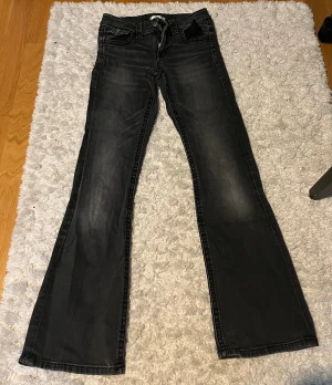 Svarta bootcut jeans från Gina Tricot - Snygga svarta jeans från Gina Tricot i storlek 158. Modellen har bootcut-ben, klassiska fem fickor med lock och knapp bak, samt dragkedja och knapp framtill. Säljer pga att de är för små för mejjjj❤️❤️
