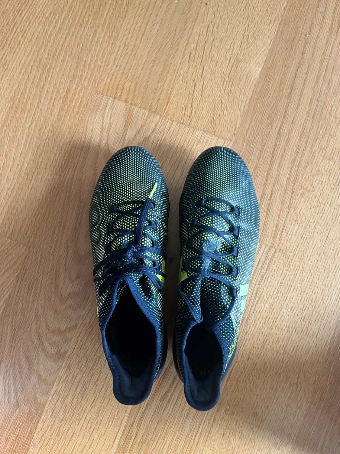 Adidas svarta och gula fotbollsskor