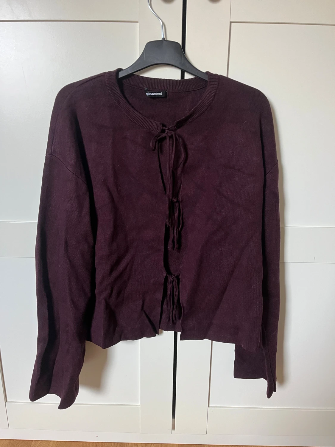 Mörklila kofta med snörning från Gina Tricot