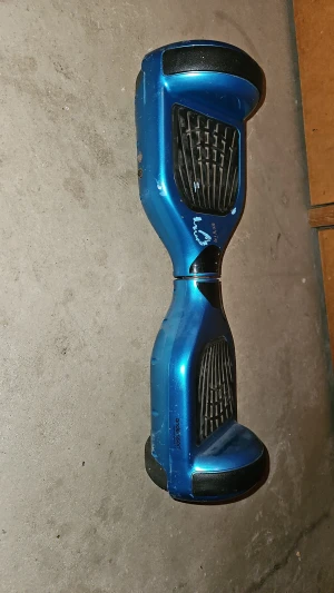 Andersson Hoverboard - Blå Andersson hoverboard med svarta fotplattor. Synligt slitage och några repor samt mindre färgskador, men överlag i fungerande skick. Perfekt för rolig och smidig transport. Laddare ingår ej.