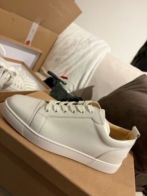 Vita loubs  - Vita loubs nypris runt 11-12 tusen dom är köpta från miinto med tags kvar alltså helt oanvända storlek 43,5  men sitter som 43 ca kvitto finns du får med box och dustbags.