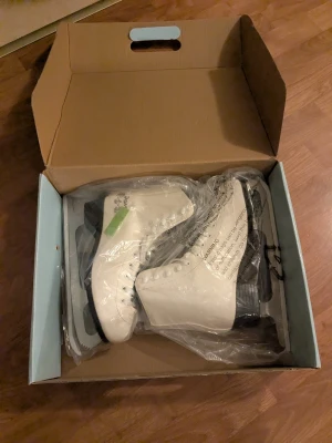 Vita skridskor - Jättefina skridskor för konståkning i storlek 37 och kan även skicka med ett par pälsöverdrag☺️. Säljer alltså båda tillsammans för 199☺️ De är i jättebra skick💕 kan ha några märken men inget märkbart☺️