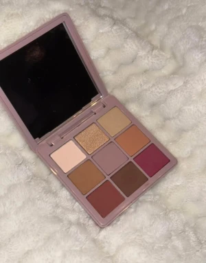 Modern Renaissance ögonskuggspalett - Modern Renaissance ögonskuggspalett från Anastasia Beverly Hills med 9 pigmenterade skuggor i varma nyanser som guld, beige, brun, röd och rosa. Säljer den då den inte kommer till användning, har endast testat den bruna färgen som även syns i bild men annars är den så gott som ny! Nypris 500 