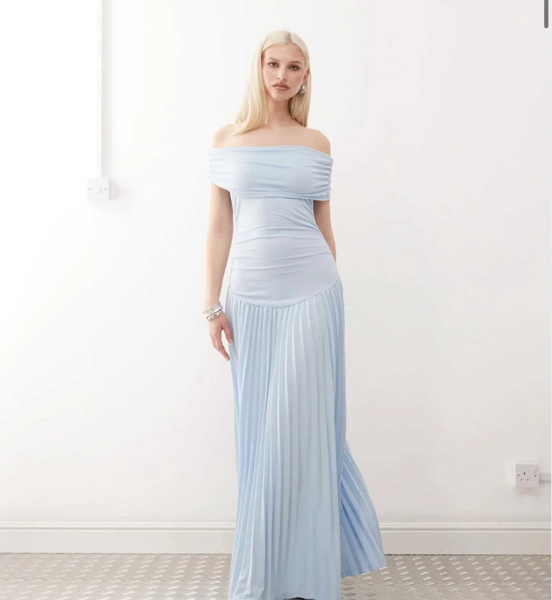 Ljusblå offshoulder långklänning