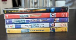 LasseMajas detektivbyrå dvd paket - Samling av LasseMajas Detektivbyrå filmer på DVD. Inkluderar titlarna:   Kameleonters Hämnd Språk: Svenska   Von Broms Hemlighet Språk: Svenska  Stella Nostra Språk: Svenska  Det Första Mysteriet Språk: Svenska, Finska   Skuggor över valleby  Språk: Svenska    OBS!! skivorna är begagnade så det kan förekomma repor/hairlines på skivorna, men då jag kollar igenom alla filmer jag säljer garanterar jag att alla funkar felfritt om inget annat står! :)