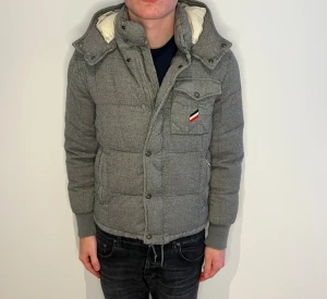 Moncler jacka  - 8,5/10 | dragkedjan är lite sönder (kolla på sista bilden, därav skicket) | storlek 4/XL men sitter som 2/M