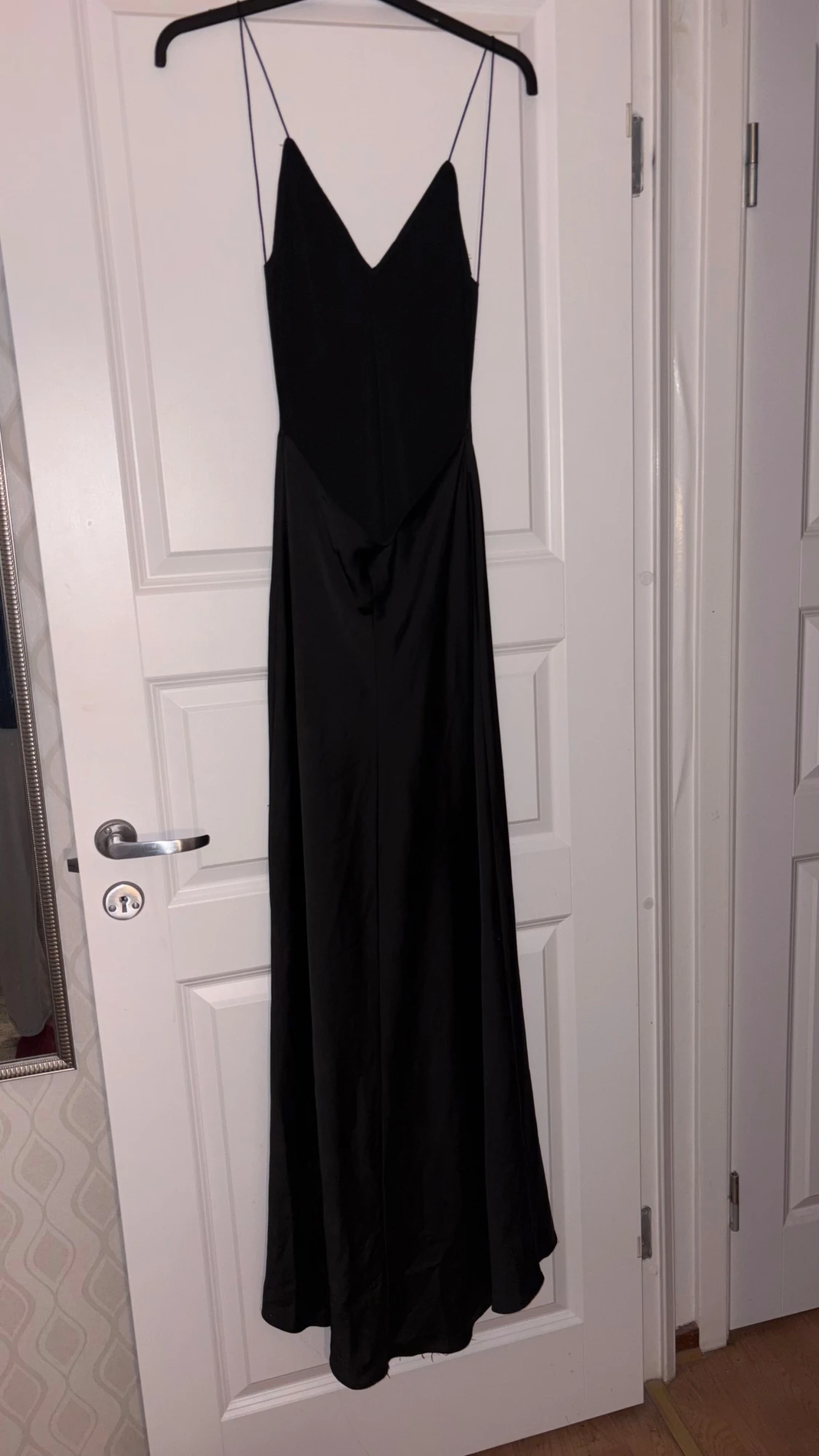 Svart satin långklänning med öppen rygg från Zara - 5