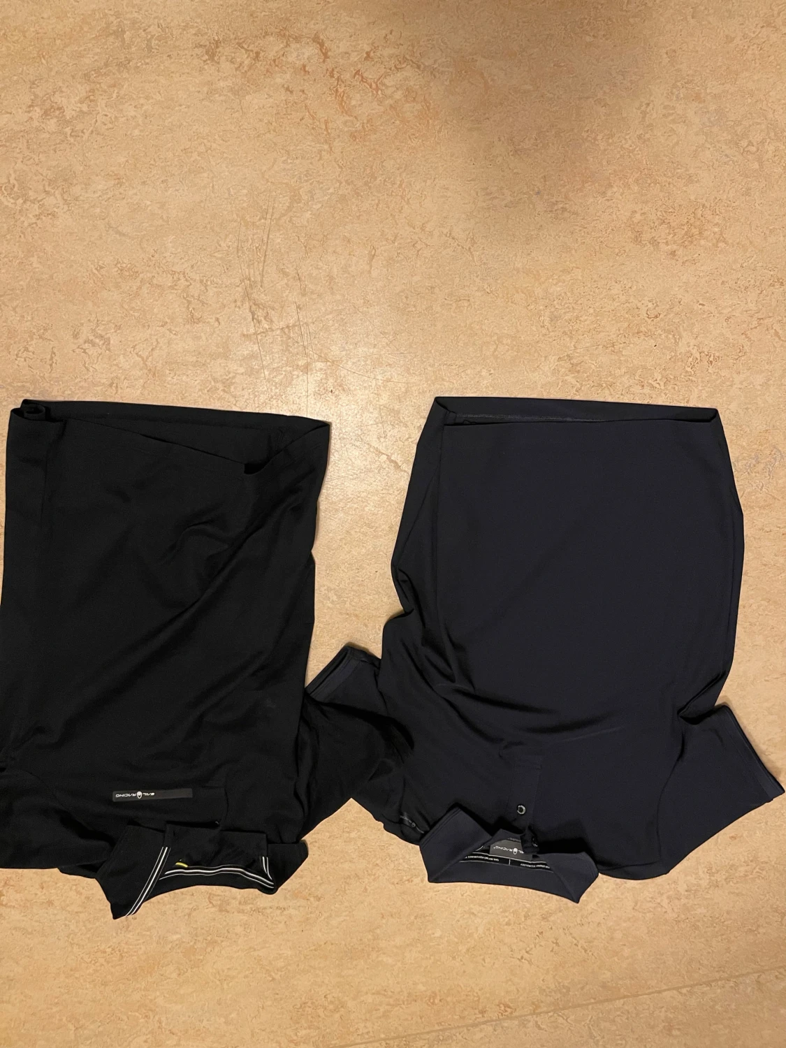 Svart och mörkblå Sail Racing piké